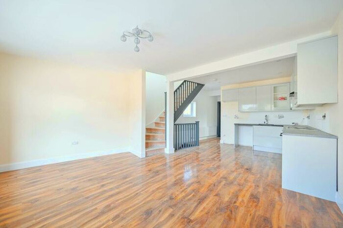 3 Bedroom Flat To Rent In Kingston Road, New Malden, KT3