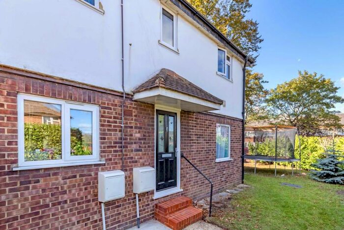 2 Bedroom Flat To Rent In Hook Road, Surbiton, KT6