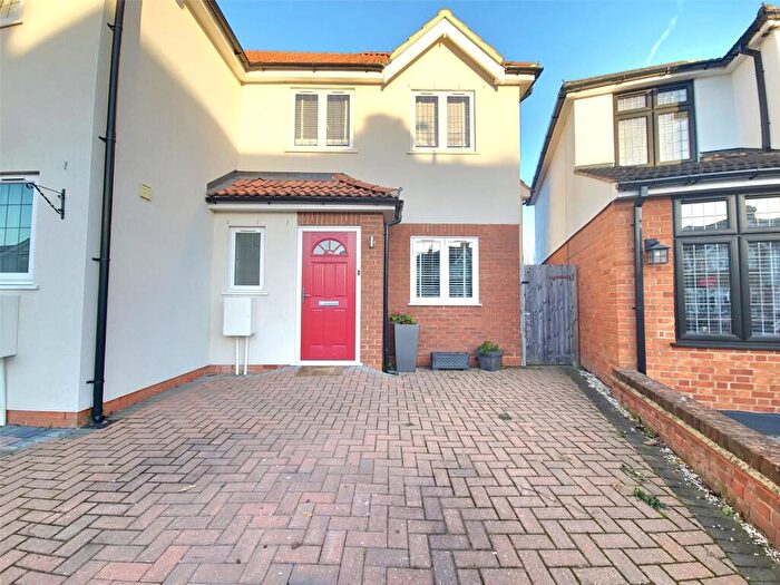 3 Bedroom Semi-Detached House To Rent In Woodlands Road, Romford, RM1