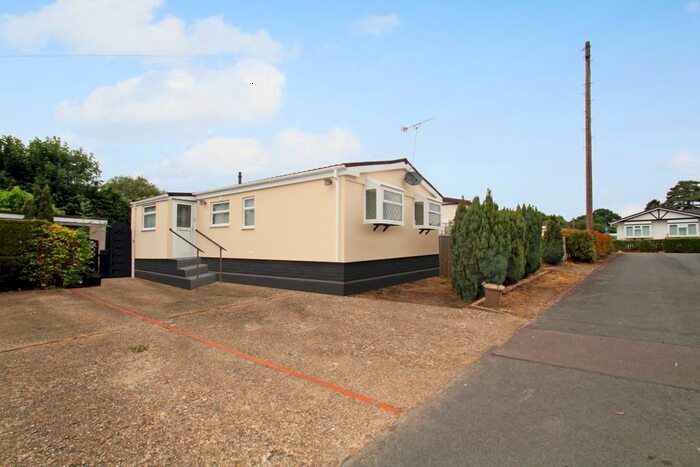 2 Bedroom Mobile/park Home For Sale In Wyatts Covert, Uxbridge, Buckinghamshire, UB9