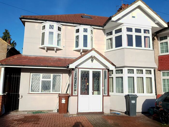 3 Bedroom Flat To Rent In Broad Walk, Hounslow, TW5
