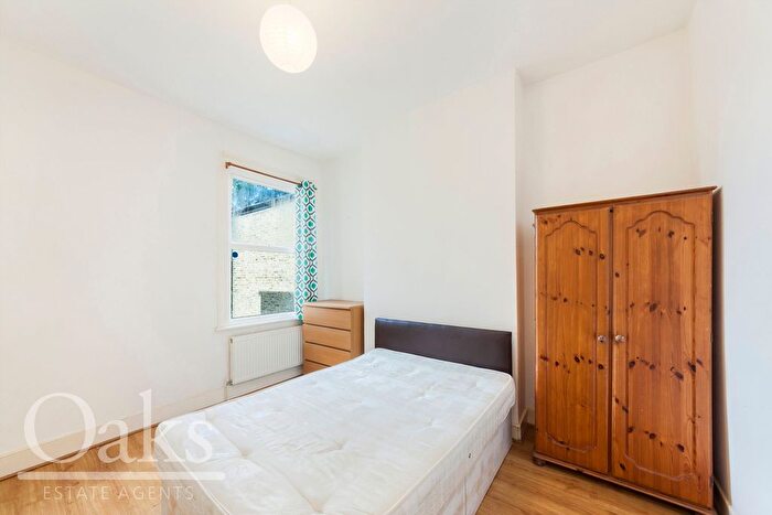 3 Bedroom Flat To Rent In Norfolk House Road, London, SW16