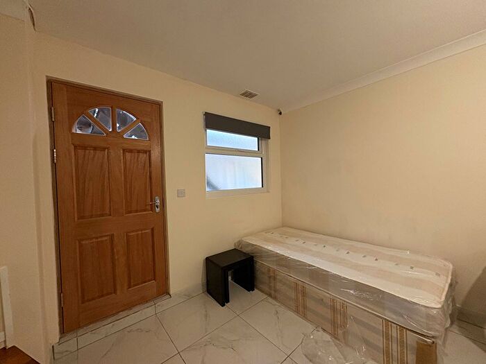 Studio To Rent In Holloway Road, London, N7