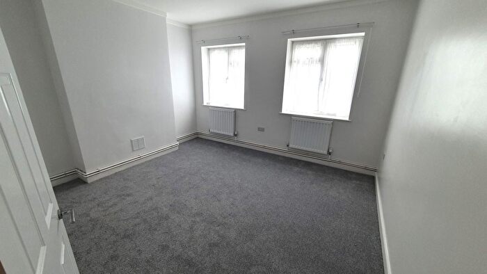 2 Bedroom Flat To Rent In Brent Street, London, NW4