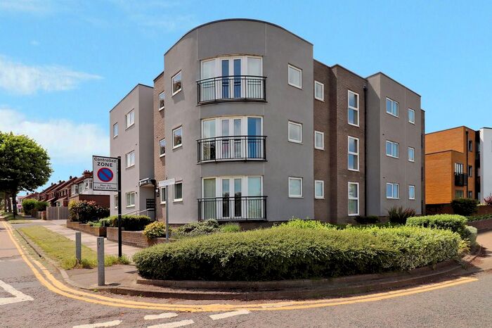 2 Bedroom Flat To Rent In Prince Avenue, Westcliff-On-Sea, SS0