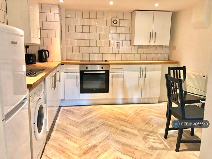3 Bedroom Flat To Rent In Etta Street, London, SE8
