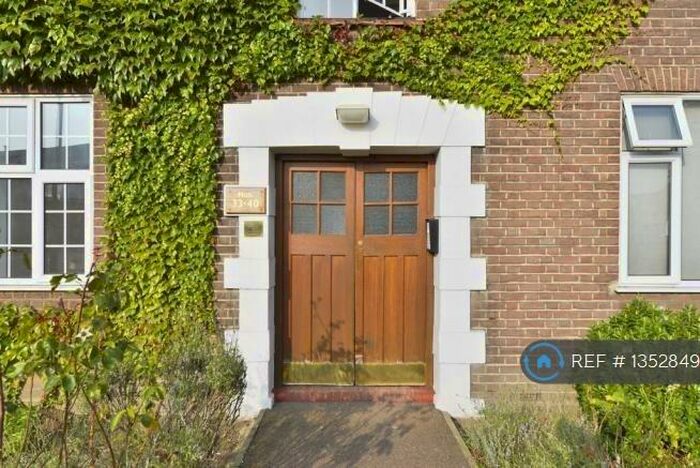 2 Bedroom Flat To Rent In Norbiton Hall, Kingston Upon Thames, KT2