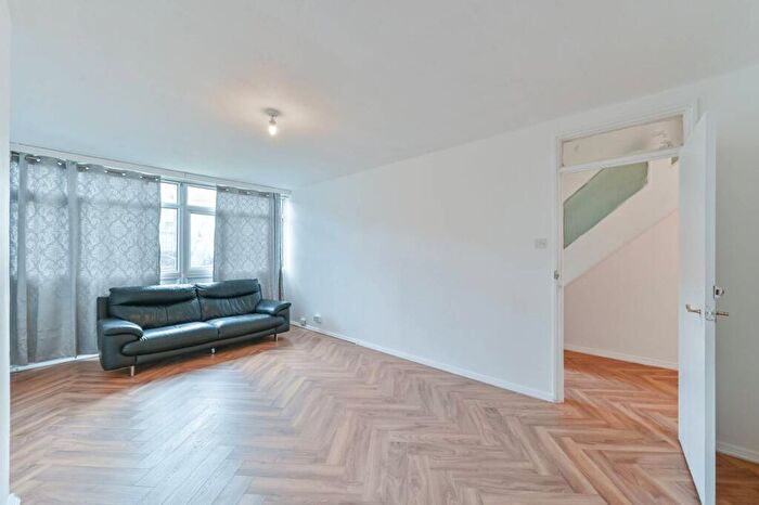 3 Bedroom Maisonette To Rent In Lympstone Gardens, Peckham, London, SE15