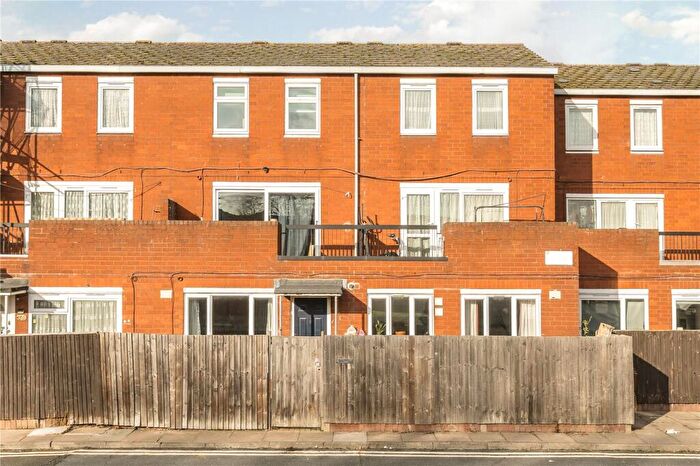 2 Bedroom Flat For Sale In College Close, Jack Dunning Estate, London, E9