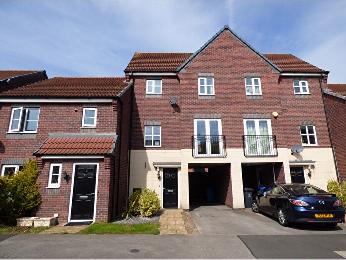 3 Bedroom Town House To Rent In Girton Way, DE3