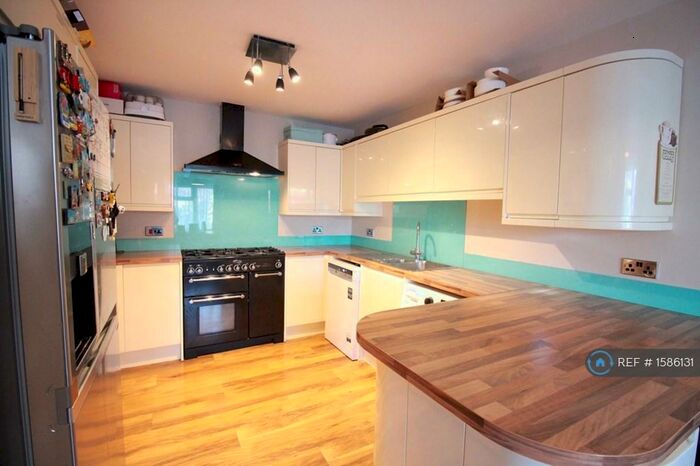 3 Bedroom Semi-Detached House To Rent In York Avenue, Slough, SL1