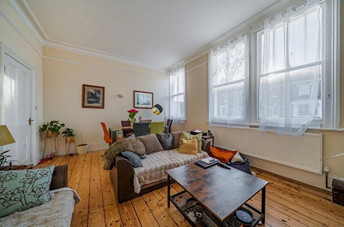 2 Bedroom Flat For Sale In Geraldine Road, London, SW18