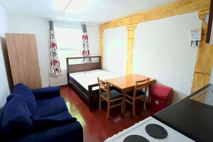 Studio To Rent In Chapter Road, Willesden, NW2