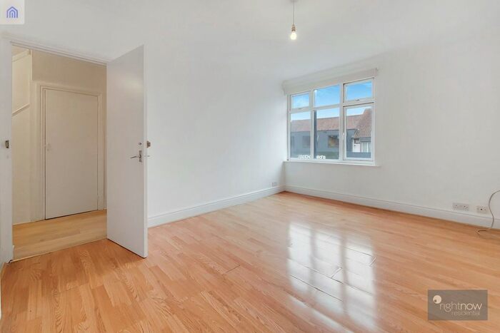 3 Bedroom Flat To Rent In Station Road, Hayes UB3