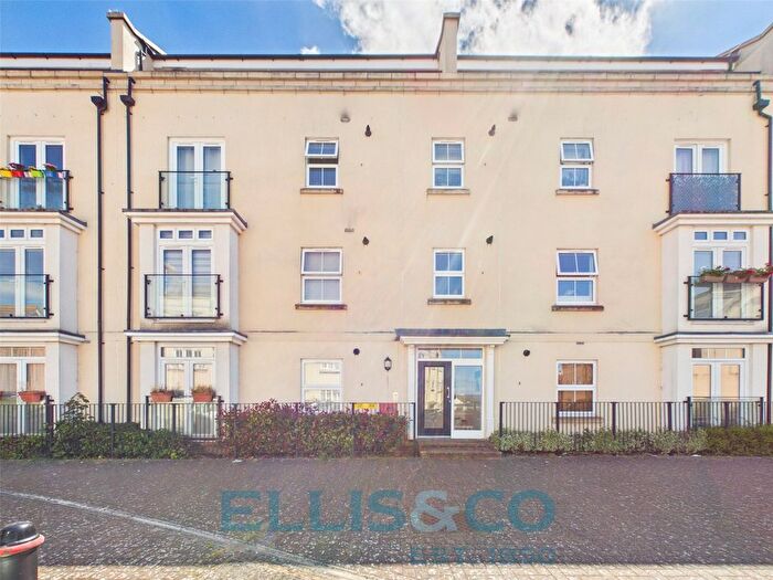 2 Bedroom Flat To Rent In Taylor Close, Tonbridge, Kent, TN9