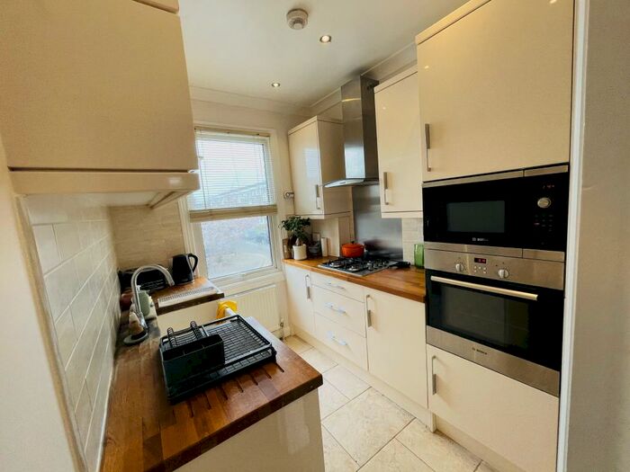 1 Bedroom Flat To Rent In Trinity Avenue, Enfield, EN1