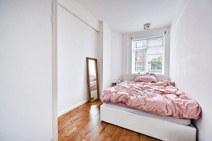 2 Bedroom Flat To Rent In Chatsworth Court, Kensington, London, W8