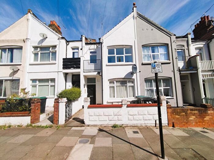 1 Bedroom Apartment To Rent In Lascotts Road, Wood Green, N22