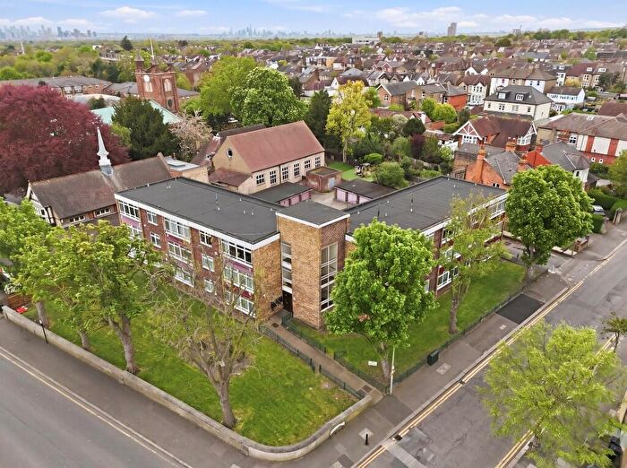 2 Bedroom Apartment For Sale In Chelmsford Road, London, E18