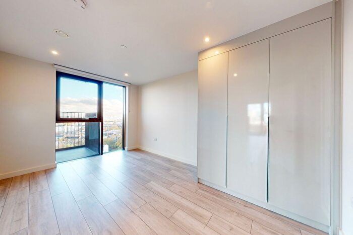 3 Bedroom Flat To Rent In New Kent Road, London, SE1