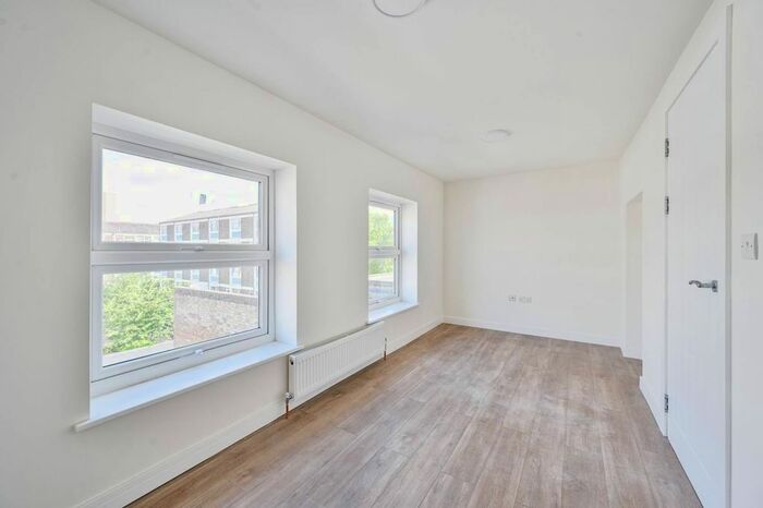 2 Bedroom Flat To Rent In Roman Road, Bow, London, E3