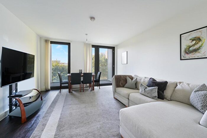 2 Bedroom Apartment For Sale In Meadow Court, Booth Road, London, E14