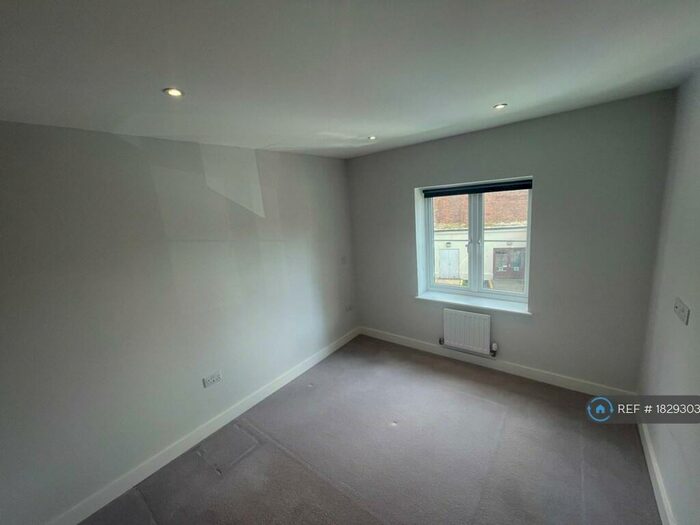 1 Bedroom Flat To Rent In Dunleys Hill, Hook, RG29