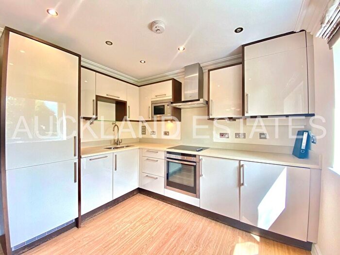 2 Bedroom Flat To Rent In Bluebridge Road, Brookmans Park, AL9