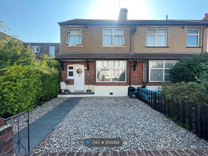 3 Bedroom End Terrace House To Rent In Hounslow Road, Twickenham, TW2