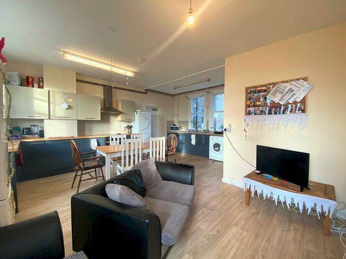 6 Bedroom Apartment To Rent In Aylward Street, Portsmouth, PO1