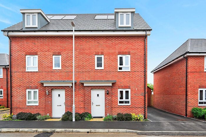 4 Bedroom Semi Detached House For Sale In Llewelyn Road, Swindon, SN25