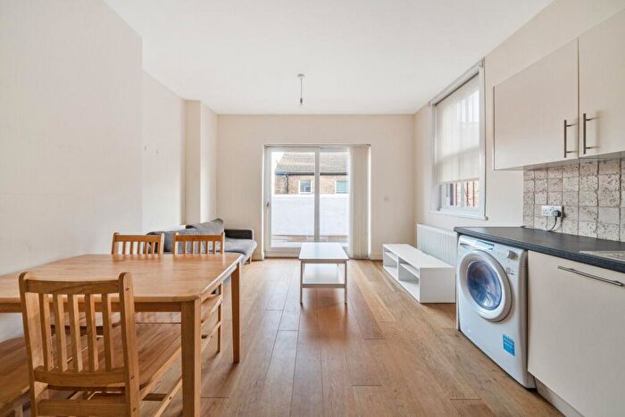 2 Bedroom Flat To Rent In Balham Hill, London, SW12