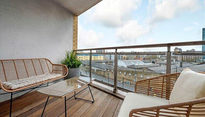 2 Bedroom Apartment To Rent In Circus Apartments, Canary Wharf, E14