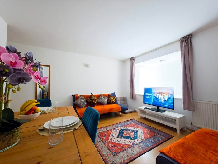 3 Bedroom Flat To Rent In Shadwell, E1