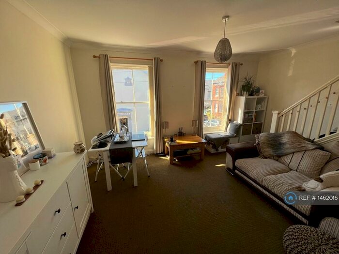 2 Bedroom Flat To Rent In Chichester Terrace, Horsham, RH12