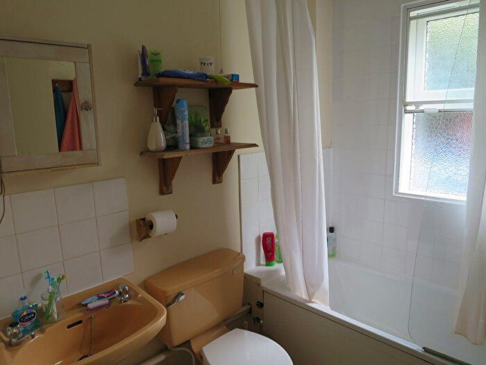 2 Bedroom Flat To Rent In Chapel Street, OX4