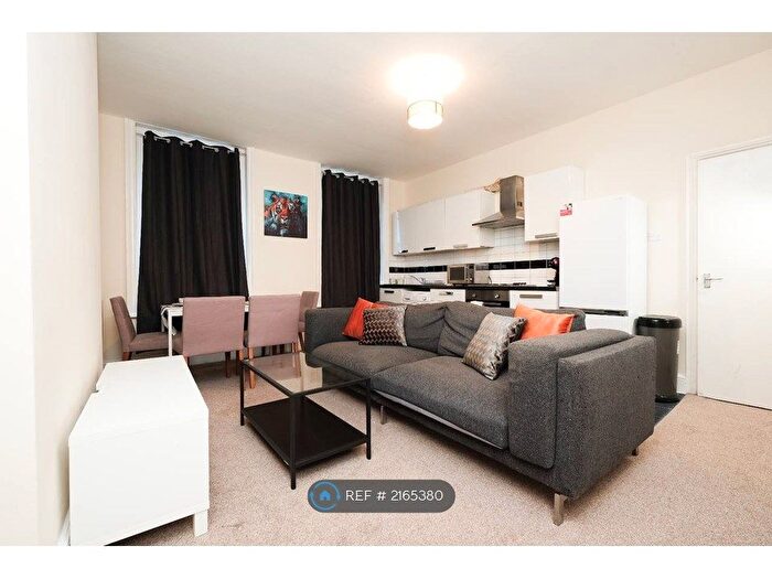 3 Bedroom Flat To Rent In Cobourg Road, London, SE5