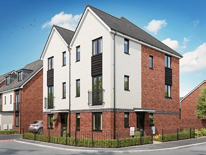 3 Bedroom Town House For Sale In Kingsdown Road, Swindon, SN3