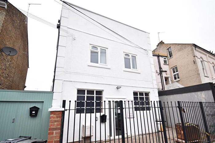 Flat To Rent In Elm Road, Kingston Upon Thames, KT2