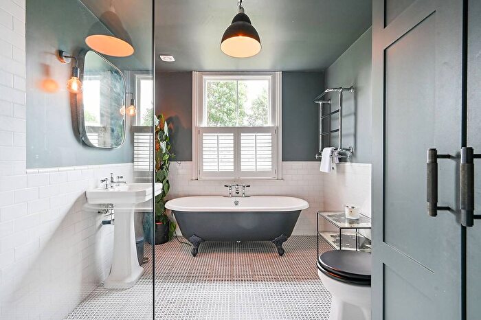 2 Bedroom Flat To Rent In Berrymede Road, Chiswick, W4