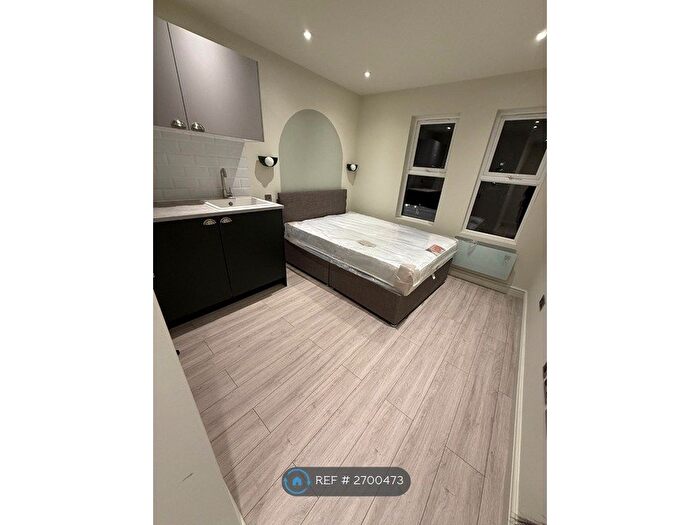 Studio To Rent In Valmar Road, London, SE5