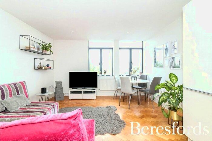 2 Bedroom Flat To Rent In Parkway, Chelmsford, CM2