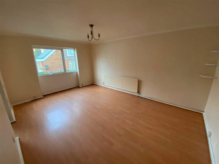 2 Bedroom Flat To Rent In Cuffley Court, Hemel Hempstead HP2
