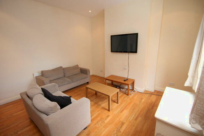 3 Bedroom Terraced House To Rent In Christopher Road, Woodhouse, Leeds, LS6