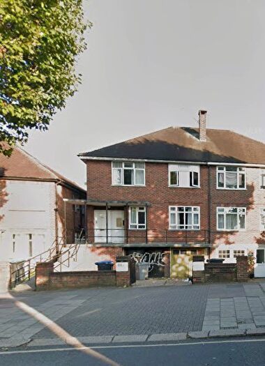 4 Bedroom House To Rent In Walm Lane, Brent, NW2