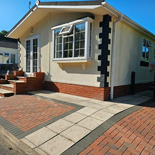 2 Bedroom Park Home For Sale In Dover Road, CT4