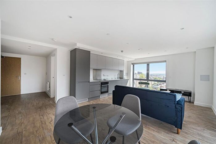 2 Bedroom Flat To Rent In Phoenix, Saxton Lane, Leeds, LS9