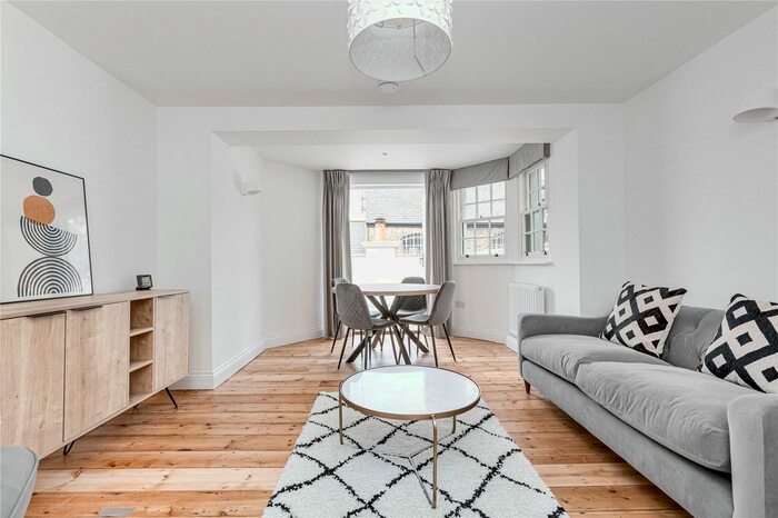 3 Bedroom Maisonette To Rent In Wandsworth Road, London, SW8