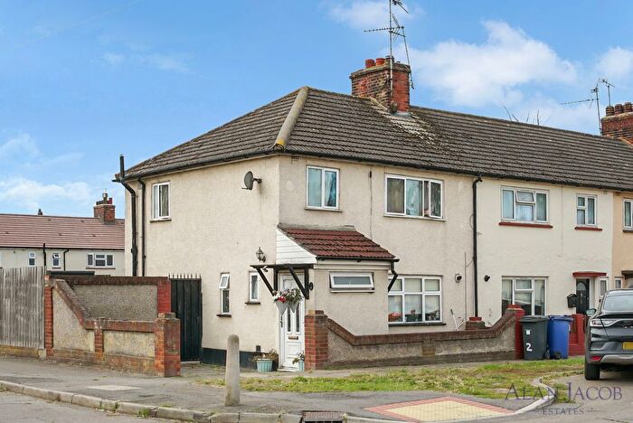 3 Bedroom End Of Terrace House For Sale In Leighton Gardens, Grays, Essex, RM18