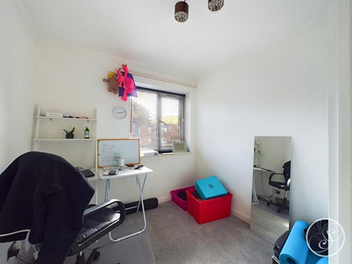2 Bedroom Flat To Rent In Blackmoor Court, Leeds, LS17